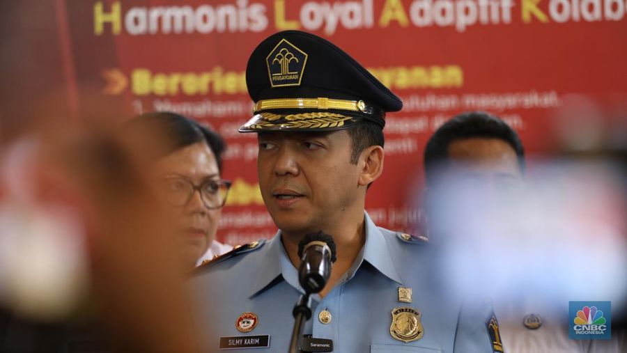 Direktur Jenderal (Dirjen) Imigrasi, Silmy Karim saat serah terima jabatan di Graha Pengayoman Kementerian Hukuman HAM, Jakarta, Rabu (4/1/2023). Menteri Hukum dan Hak Asasi Manusia (Menkumham) Republik Indonesia Yasonna Laoly resmi melantik Mantan Direktur Utama Krakatau Steel Silmy Karim sebagai Direktur Jenderal (Dirjen) Imigrasi. (CNBC Indonesia/ Tri Susilo)