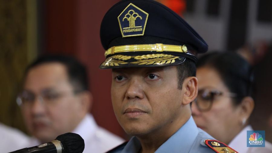 Direktur Jenderal (Dirjen) Imigrasi, Silmy Karim saat serah terima jabatan di Graha Pengayoman Kementerian Hukuman HAM, Jakarta, Rabu (4/1/2023). Menteri Hukum dan Hak Asasi Manusia (Menkumham) Republik Indonesia Yasonna Laoly resmi melantik Mantan Direktur Utama Krakatau Steel Silmy Karim sebagai Direktur Jenderal (Dirjen) Imigrasi. (CNBC Indonesia/ Tri Susilo)