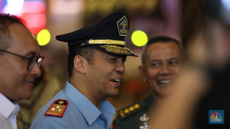 Direktur Jenderal (Dirjen) Imigrasi, Silmy Karim saat serah terima jabatan di Graha Pengayoman Kementerian Hukuman HAM, Jakarta, Rabu (4/1/2023). Menteri Hukum dan Hak Asasi Manusia (Menkumham) Republik Indonesia Yasonna Laoly resmi melantik Mantan Direktur Utama Krakatau Steel Silmy Karim sebagai Direktur Jenderal (Dirjen) Imigrasi. (CNBC Indonesia/ Tri Susilo)