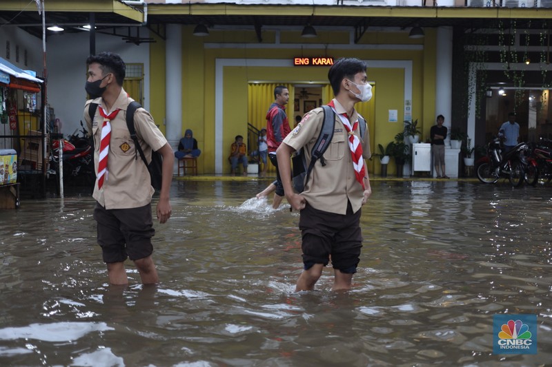 Warga menerobos banjir menggunakan sepeda motor di kawasan Seskol, Jakarta, Rabu (4/1/2023). Hujan deras mengguyur sejumlah wilayah di DKI Jakarta. (CNBC Indonesia/Tri Susilo)