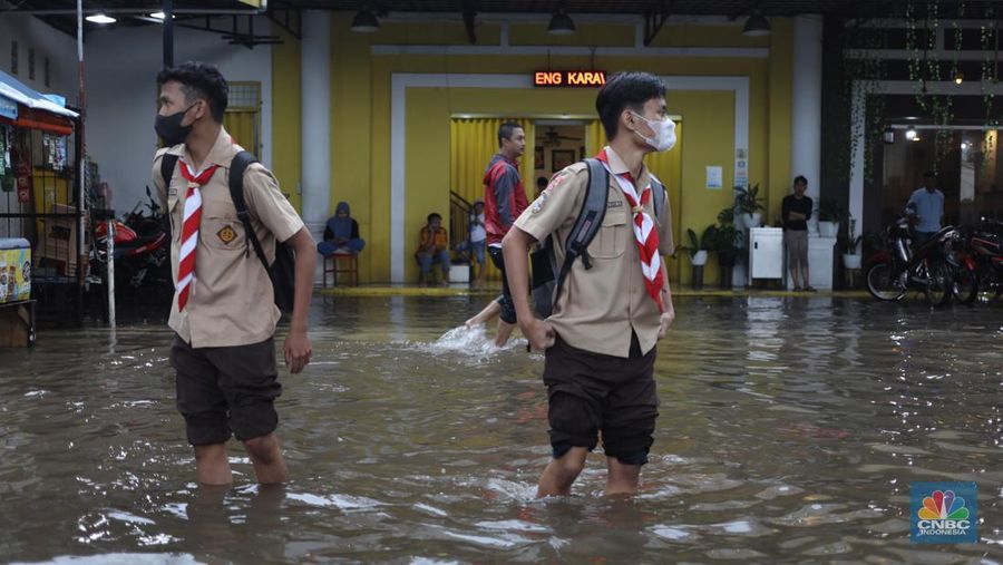 Warga menerobos banjir menggunakan sepeda motor di kawasan Seskol, Jakarta, Rabu (4/1/2023). Hujan deras mengguyur sejumlah wilayah di DKI Jakarta. (վ/Tri Susilo)