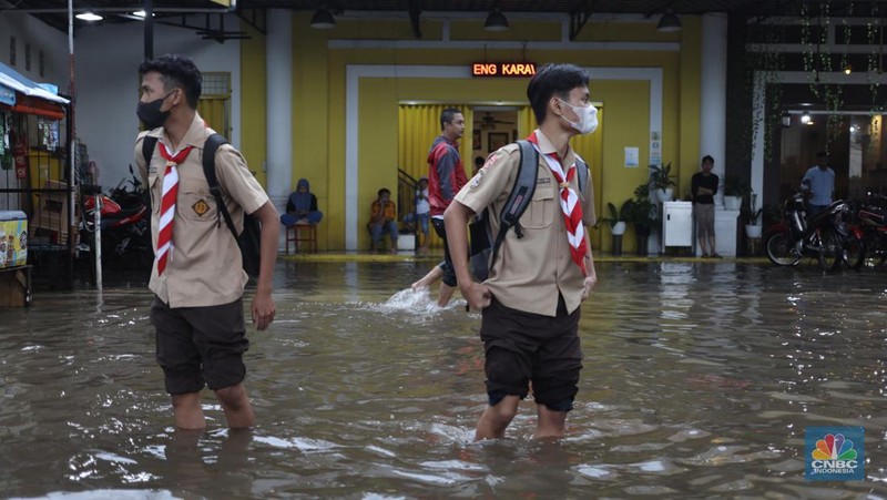 Warga menerobos banjir menggunakan sepeda motor di kawasan Seskol, Jakarta, Rabu (4/1/2023). Hujan deras mengguyur sejumlah wilayah di DKI Jakarta. (վ/Tri Susilo)