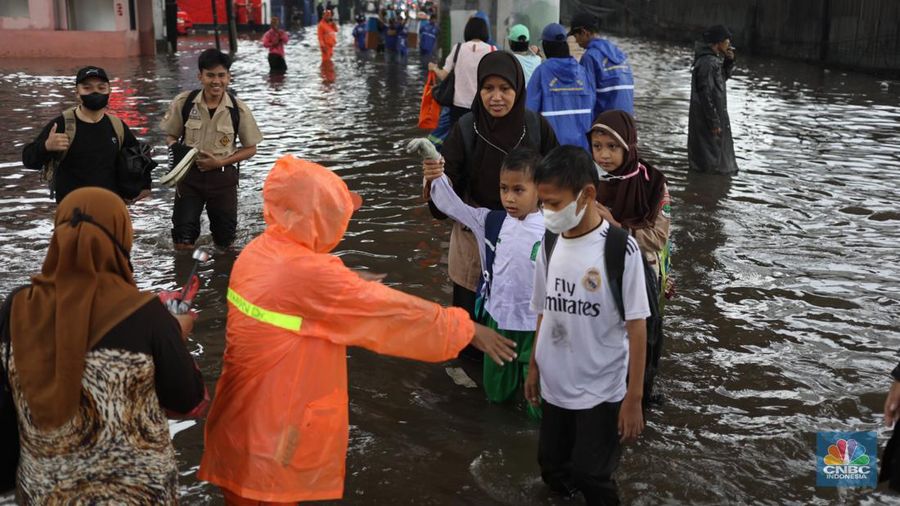 Warga menerobos banjir menggunakan sepeda motor di kawasan Seskol, Jakarta, Rabu (4/1/2023). Hujan deras mengguyur sejumlah wilayah di DKI Jakarta. (վ/Tri Susilo)