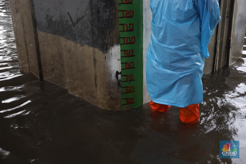 Warga menerobos banjir menggunakan sepeda motor di kawasan Seskol, Jakarta, Rabu (4/1/2023). Hujan deras mengguyur sejumlah wilayah di DKI Jakarta. (CNBC Indonesia/Tri Susilo)