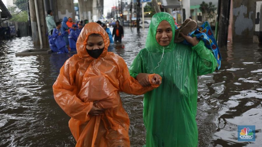 Warga menerobos banjir menggunakan sepeda motor di kawasan Seskol, Jakarta, Rabu (4/1/2023). Hujan deras mengguyur sejumlah wilayah di DKI Jakarta. (վ/Tri Susilo)