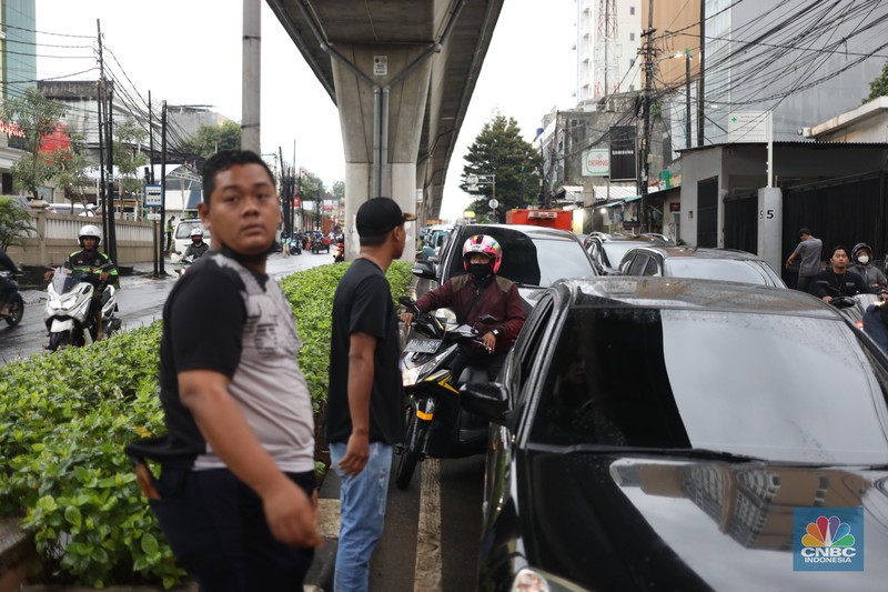 Kemacetan terjadi setelah banjir melumpuhkan Jl. Ciledug Raya, Seskol, Rabu (4/1/2023). Tinggi genangan banjir sekitar 40 cm. Kendaraan dari arah Kebayoran menuju Ciledug macet di perempatan dekat Seskoal. Arah sebaliknya juga macet. Kemacetan terjadi setelah banjir melumpuhkan Jl. Ciledug Raya, Seskol, Rabu (4/1/2023). Tinggi genangan banjir sekitar 40 cm. Kendaraan dari arah Kebayoran menuju Ciledug macet di perempatan dekat Seskoal. Arah sebaliknya juga macet. (CNBC Indonesia/Tri Susilo)