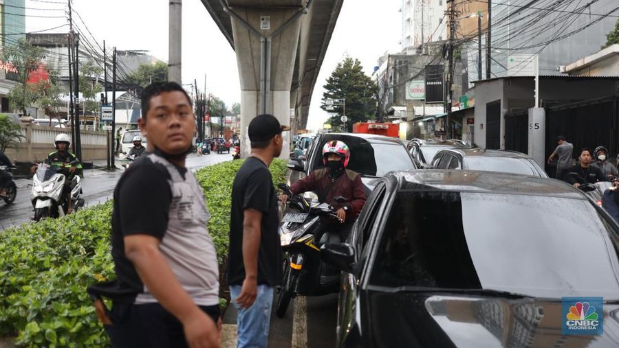 Kemacetan terjadi setelah banjir melumpuhkan Jl. Ciledug Raya, Seskol, Rabu (4/1/2023). Tinggi genangan banjir sekitar 40 cm. Kendaraan dari arah Kebayoran menuju Ciledug macet di perempatan dekat Seskoal. Arah sebaliknya juga macet. (CNBC Indonesia/Tri Susilo)