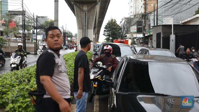 Kemacetan terjadi setelah banjir melumpuhkan Jl. Ciledug Raya, Seskol, Rabu (4/1/2023). Tinggi genangan banjir sekitar 40 cm. Kendaraan dari arah Kebayoran menuju Ciledug macet di perempatan dekat Seskoal. Arah sebaliknya juga macet. (CNBC Indonesia/Tri Susilo)