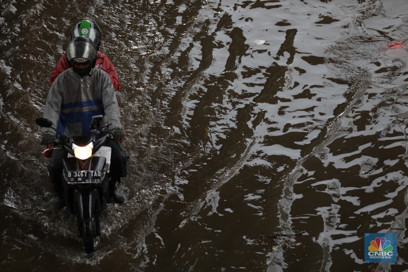 Kemacetan terjadi setelah banjir melumpuhkan Jl. Ciledug Raya, Seskol, Rabu (4/1/2023). Tinggi genangan banjir sekitar 40 cm. Kendaraan dari arah Kebayoran menuju Ciledug macet di perempatan dekat Seskoal. Arah sebaliknya juga macet. Kemacetan terjadi setelah banjir melumpuhkan Jl. Ciledug Raya, Seskol, Rabu (4/1/2023). Tinggi genangan banjir sekitar 40 cm. Kendaraan dari arah Kebayoran menuju Ciledug macet di perempatan dekat Seskoal. Arah sebaliknya juga macet. (CNBC Indonesia/Tri Susilo)