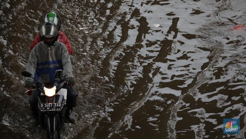 Kemacetan terjadi setelah banjir melumpuhkan Jl. Ciledug Raya, Seskol, Rabu (4/1/2023). Tinggi genangan banjir sekitar 40 cm. Kendaraan dari arah Kebayoran menuju Ciledug macet di perempatan dekat Seskoal. Arah sebaliknya juga macet. (CNBC Indonesia/Tri Susilo)