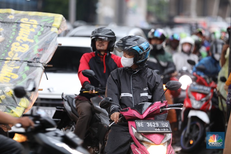 Kemacetan terjadi setelah banjir melumpuhkan Jl. Ciledug Raya, Seskol, Rabu (4/1/2023). Tinggi genangan banjir sekitar 40 cm. Kendaraan dari arah Kebayoran menuju Ciledug macet di perempatan dekat Seskoal. Arah sebaliknya juga macet. Kemacetan terjadi setelah banjir melumpuhkan Jl. Ciledug Raya, Seskol, Rabu (4/1/2023). Tinggi genangan banjir sekitar 40 cm. Kendaraan dari arah Kebayoran menuju Ciledug macet di perempatan dekat Seskoal. Arah sebaliknya juga macet. (CNBC Indonesia/Tri Susilo)
