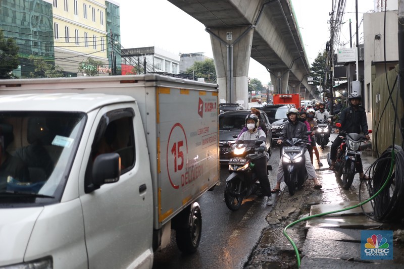 Kemacetan terjadi setelah banjir melumpuhkan Jl. Ciledug Raya, Seskol, Rabu (4/1/2023). Tinggi genangan banjir sekitar 40 cm. Kendaraan dari arah Kebayoran menuju Ciledug macet di perempatan dekat Seskoal. Arah sebaliknya juga macet. Kemacetan terjadi setelah banjir melumpuhkan Jl. Ciledug Raya, Seskol, Rabu (4/1/2023). Tinggi genangan banjir sekitar 40 cm. Kendaraan dari arah Kebayoran menuju Ciledug macet di perempatan dekat Seskoal. Arah sebaliknya juga macet. (CNBC Indonesia/Tri Susilo)