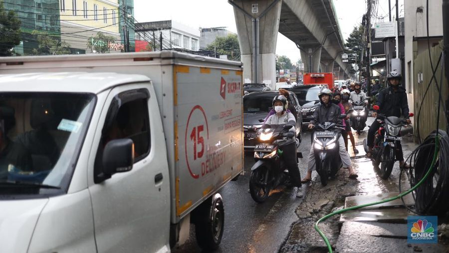 Kemacetan terjadi setelah banjir melumpuhkan Jl. Ciledug Raya, Seskol, Rabu (4/1/2023). Tinggi genangan banjir sekitar 40 cm. Kendaraan dari arah Kebayoran menuju Ciledug macet di perempatan dekat Seskoal. Arah sebaliknya juga macet. (CNBC Indonesia/Tri Susilo)