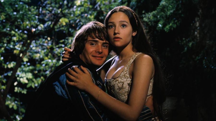 Leonard Whiting memerankan Romeo Montague dan Olivia Hussey memerankan Juliet Capulet dalam produksi tahun 1968 dari Romeo dan Juliet karya Shakespeare yang disutradarai oleh Franco Zeffirelli. (Bettmann Archive/Bettmann)
