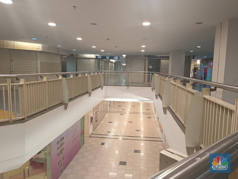 Umumnya mal atau pusat perbelanjaan ramai saat momen Natal dan tahun baru (Nataru), berbeda dengan nasib Ratu Plaza di Jakarta. (CNBC Indonesia / Martyasari Rizky)