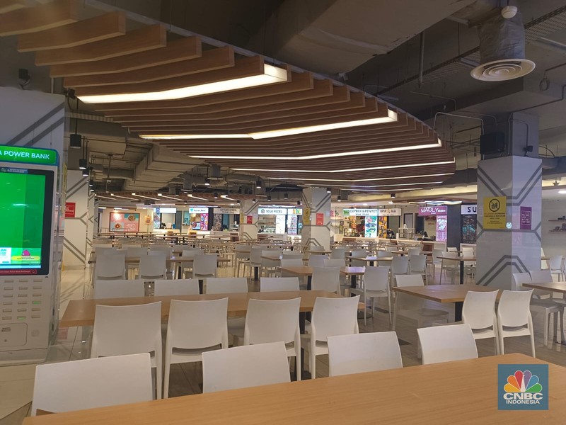 Umumnya mal atau pusat perbelanjaan ramai saat momen Natal dan tahun baru (Nataru), berbeda dengan nasib Ratu Plaza di Jakarta. Umumnya mal atau pusat perbelanjaan ramai saat momen Natal dan tahun baru (Nataru), berbeda dengan nasib Ratu Plaza di Jakarta. (CNBC Indonesia / Martyasari Rizky)
