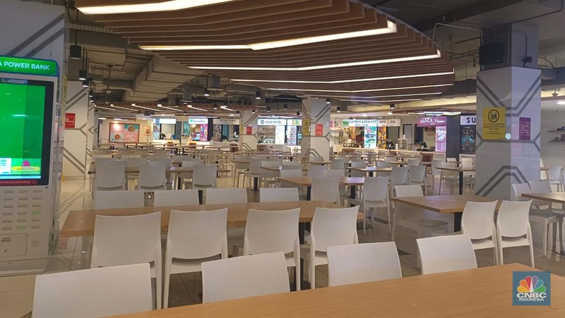 Umumnya mal atau pusat perbelanjaan ramai saat momen Natal dan tahun baru (Nataru), berbeda dengan nasib Ratu Plaza di Jakarta. (CNBC Indonesia / Martyasari Rizky)