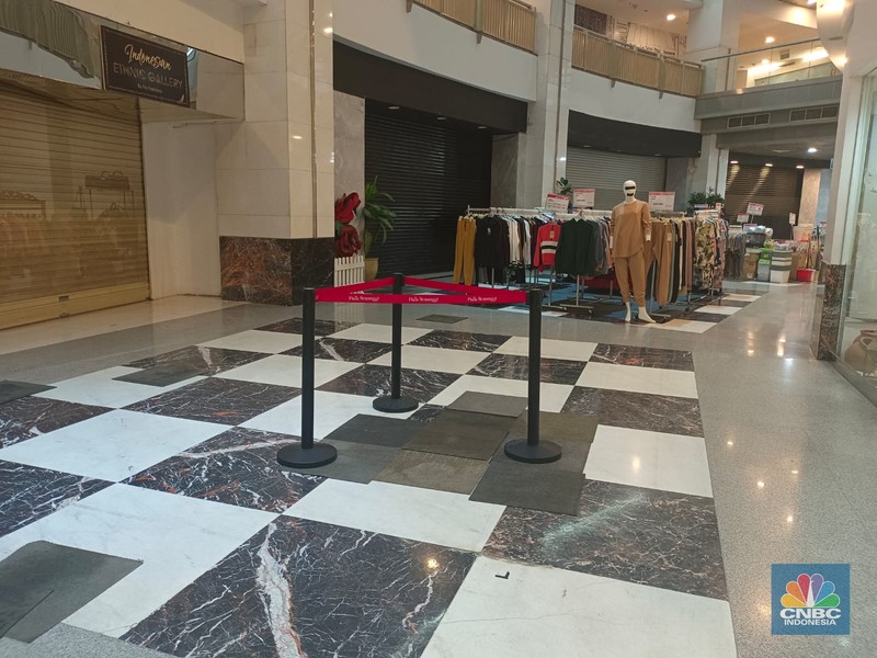 Umumnya mal atau pusat perbelanjaan ramai saat momen Natal dan tahun baru (Nataru), berbeda dengan nasib Ratu Plaza di Jakarta. Umumnya mal atau pusat perbelanjaan ramai saat momen Natal dan tahun baru (Nataru), berbeda dengan nasib Ratu Plaza di Jakarta. (CNBC Indonesia / Martyasari Rizky)