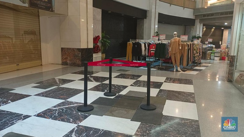 Umumnya mal atau pusat perbelanjaan ramai saat momen Natal dan tahun baru (Nataru), berbeda dengan nasib Ratu Plaza di Jakarta. (CNBC Indonesia / Martyasari Rizky)