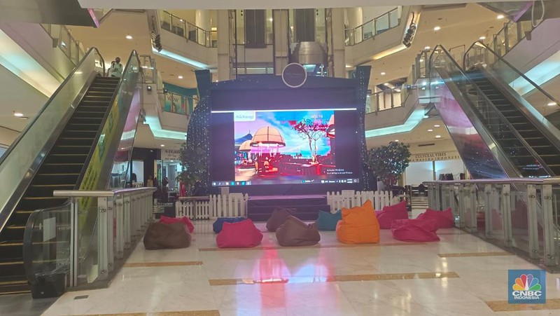 Umumnya mal atau pusat perbelanjaan ramai saat momen Natal dan tahun baru (Nataru), berbeda dengan nasib Ratu Plaza di Jakarta. (CNBC Indonesia / Martyasari Rizky)