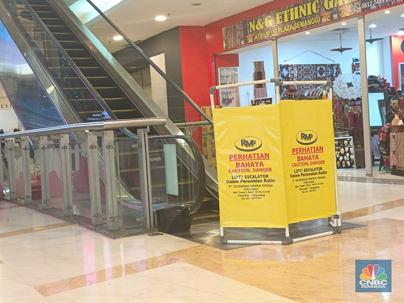 Umumnya mal atau pusat perbelanjaan ramai saat momen Natal dan tahun baru (Nataru), berbeda dengan nasib Ratu Plaza di Jakarta. Umumnya mal atau pusat perbelanjaan ramai saat momen Natal dan tahun baru (Nataru), berbeda dengan nasib Ratu Plaza di Jakarta. (CNBC Indonesia / Martyasari Rizky)