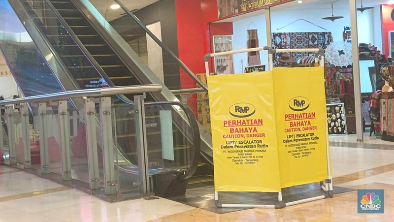 Umumnya mal atau pusat perbelanjaan ramai saat momen Natal dan tahun baru (Nataru), berbeda dengan nasib Ratu Plaza di Jakarta. (CNBC Indonesia / Martyasari Rizky)