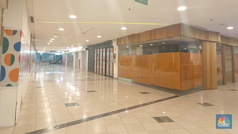 Mal yang berada di daerah Karet Semanggi, Jakarta Selatan ini popularitasnya langsung redup semenjak pandemi Covid-19 melanda. (CNBC Indonesia / Martyasari Rizky)