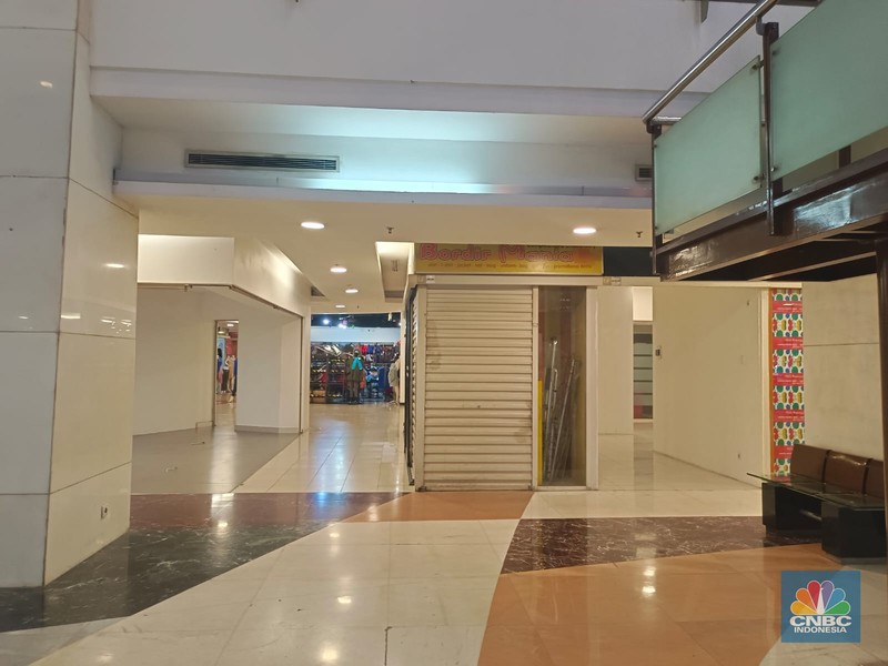 Mal yang berada di daerah Karet Semanggi, Jakarta Selatan ini popularitasnya langsung redup semenjak pandemi Covid-19 melanda. (CNBC Indonesia / Martyasari Rizky)