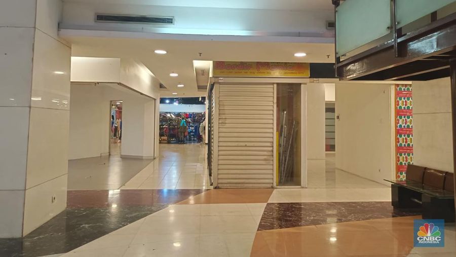 Mal yang berada di daerah Karet Semanggi, Jakarta Selatan ini popularitasnya langsung redup semenjak pandemi Covid-19 melanda. (CNBC Indonesia / Martyasari Rizky)