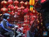 Pernak-pernik Imlek Serba Merah Diburu Warga, Apa Maknanya?