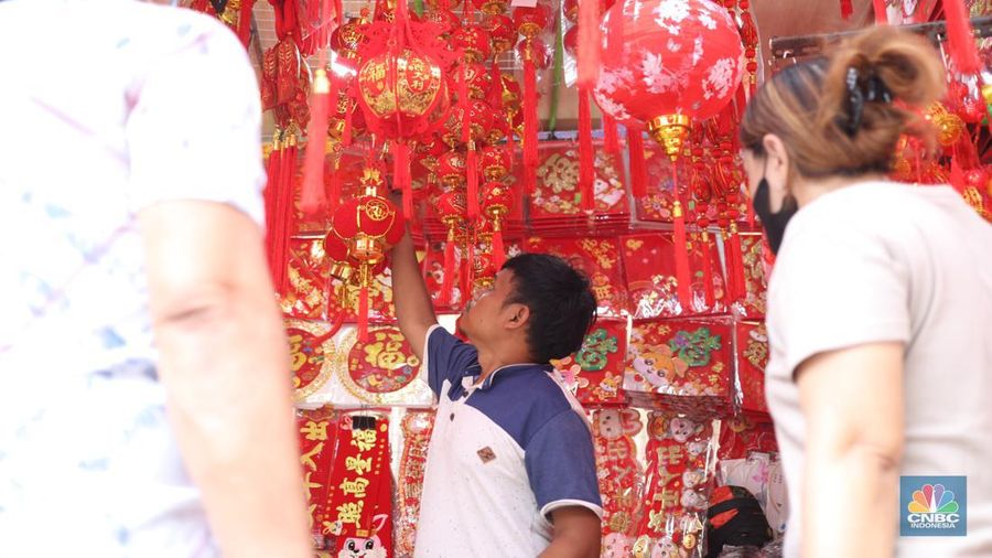 Sejumlah warga memilih pernak-pernik Imlek di kawasan Petak Sembilan, Jakarta, Rabu (4/1/2023). Menjelang perayaan Imlek, kawasan Petak Sembilan mulai dipadati oleh warga keturunan Tionghoa yang mencari perlengkapan Imlek. (CNBC Indonesia / Tri Susilo)