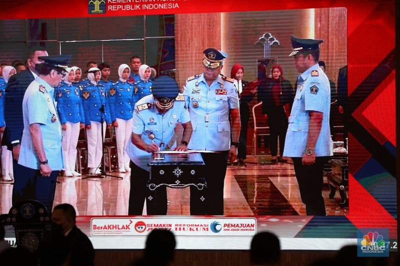 Menteri Hukum dan Hak Asasi Manusia Yasonna Laoly melantik Silmy Karim sebagai Dirjen Imigrasi Kemenkumham di Graha Pengayoman, Kompleks Kemenkumham, Jakarta, Rabu (4/1/2023). Menteri Hukum dan Hak Asasi Manusia Yasonna Laoly melantik Silmy Karim sebagai Dirjen Imigrasi Kemenkumham di Graha Pengayoman, Kompleks Kemenkumham, Jakarta, Rabu (4/1/2023). (CNBC Indonesia/Tri Susilo)