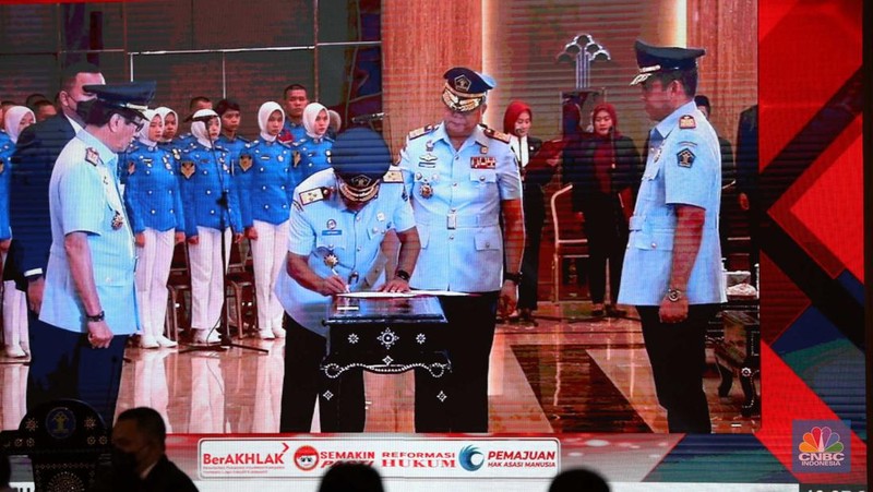 Menteri Hukum dan Hak Asasi Manusia Yasonna Laoly melantik Silmy Karim sebagai Dirjen Imigrasi Kemenkumham di Graha Pengayoman, Kompleks Kemenkumham, Jakarta, Rabu (4/1/2023). (CNBC Indonesia/Tri Susilo)