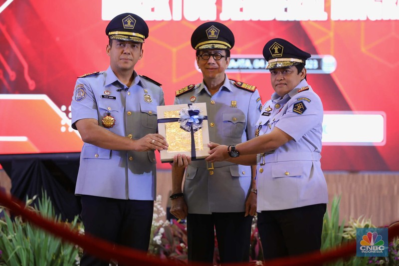 Menteri Hukum dan Hak Asasi Manusia Yasonna Laoly melantik Silmy Karim sebagai Dirjen Imigrasi Kemenkumham di Graha Pengayoman, Kompleks Kemenkumham, Jakarta, Rabu (4/1/2023). Menteri Hukum dan Hak Asasi Manusia Yasonna Laoly melantik Silmy Karim sebagai Dirjen Imigrasi Kemenkumham di Graha Pengayoman, Kompleks Kemenkumham, Jakarta, Rabu (4/1/2023). (CNBC Indonesia/Tri Susilo)