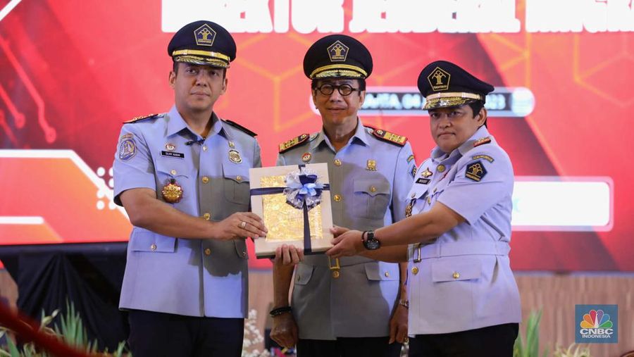 Menteri Hukum dan Hak Asasi Manusia Yasonna Laoly melantik Silmy Karim sebagai Dirjen Imigrasi Kemenkumham di Graha Pengayoman, Kompleks Kemenkumham, Jakarta, Rabu (4/1/2023). (CNBC Indonesia/Tri Susilo)