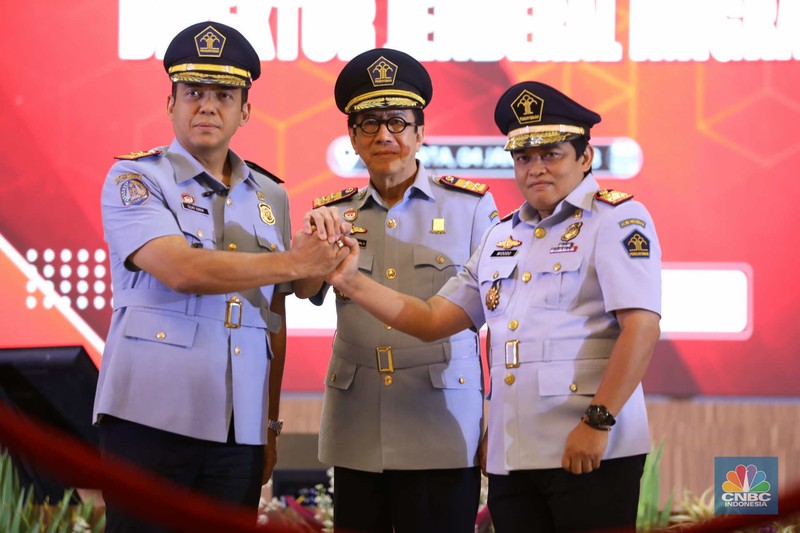 Menteri Hukum dan Hak Asasi Manusia Yasonna Laoly melantik Silmy Karim sebagai Dirjen Imigrasi Kemenkumham di Graha Pengayoman, Kompleks Kemenkumham, Jakarta, Rabu (4/1/2023). Menteri Hukum dan Hak Asasi Manusia Yasonna Laoly melantik Silmy Karim sebagai Dirjen Imigrasi Kemenkumham di Graha Pengayoman, Kompleks Kemenkumham, Jakarta, Rabu (4/1/2023). (CNBC Indonesia/Tri Susilo)