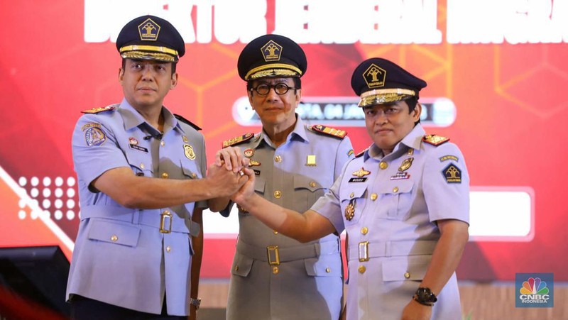 Menteri Hukum dan Hak Asasi Manusia Yasonna Laoly melantik Silmy Karim sebagai Dirjen Imigrasi Kemenkumham di Graha Pengayoman, Kompleks Kemenkumham, Jakarta, Rabu (4/1/2023). (CNBC Indonesia/Tri Susilo)