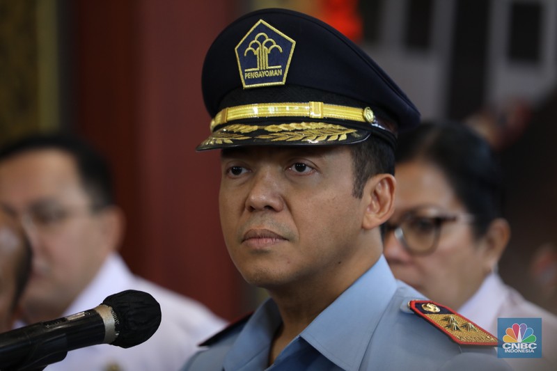 Menteri Hukum dan Hak Asasi Manusia Yasonna Laoly melantik Silmy Karim sebagai Dirjen Imigrasi Kemenkumham di Graha Pengayoman, Kompleks Kemenkumham, Jakarta, Rabu (4/1/2023). (CNBC Indonesia/Tri Susilo)