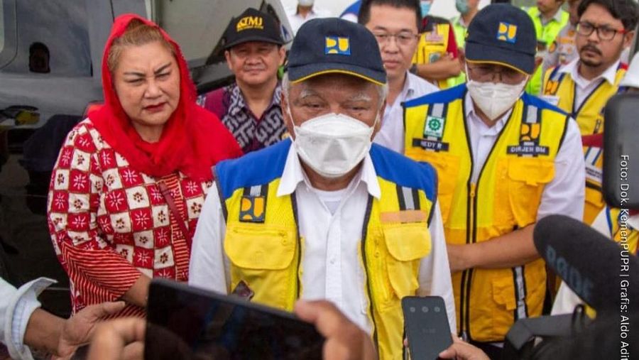 Menteri Pekerjaan Umum dan Perumahan Rakyat PUPR Basuki Hadimuljono didampingi Ketua DPRD Kota Semarang Kadar Lusman dan Plt. Wali Kota Semarang Hevearita G. Rahayu meninjau lokasi banjir di Kec. Genuk, Semarang, Jawa Tengah, Selasa (3/1/2023). (Tangkapan layar instagram @kemenpupr)