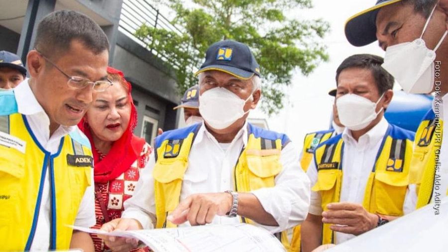 Menteri Pekerjaan Umum dan Perumahan Rakyat PUPR Basuki Hadimuljono didampingi Ketua DPRD Kota Semarang Kadar Lusman dan Plt. Wali Kota Semarang Hevearita G. Rahayu meninjau lokasi banjir di Kec. Genuk, Semarang, Jawa Tengah, Selasa (3/1/2023). (Tangkapan layar instagram @kemenpupr)
