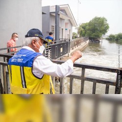 Aksi 'Si Rambut Putih & Wajah Kerut' Tangani Banjir Semarang