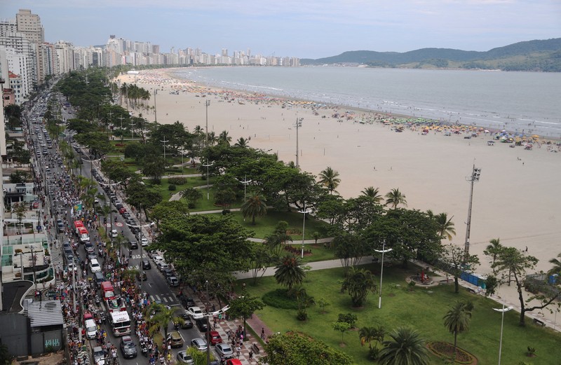 Parade Pamakaman legenda sepak bola asal Brasil Pele Sejumlah penggemar berkumpul saat mobil pemadam kebakaran yang membawa jenazah legenda sepak bola asal Brasil Pele melintas dari Stadion Vila Belmiro Santos untuk melakukan prosesi pemakaman di Santos, Brasil, Selasa (3/1/2022). Legenda sepak bola asal Brasil Pele meninggal dunia di usia 82 setelah berjuang melawan penyakit kanker usus besar, Kamis (29/12/2022) waktu setempat. (REUTERS/Amanda Perobelli)