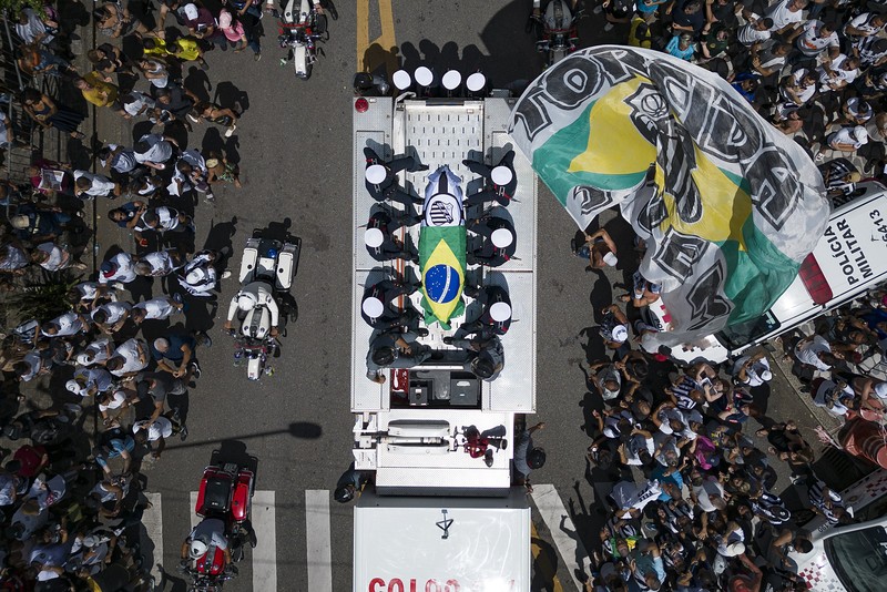 Parade Pamakaman legenda sepak bola asal Brasil Pele Sejumlah penggemar berkumpul saat mobil pemadam kebakaran yang membawa jenazah legenda sepak bola asal Brasil Pele melintas dari Stadion Vila Belmiro Santos untuk melakukan prosesi pemakaman di Santos, Brasil, Selasa (3/1/2022). Legenda sepak bola asal Brasil Pele meninggal dunia di usia 82 setelah berjuang melawan penyakit kanker usus besar, Kamis (29/12/2022) waktu setempat. (REUTERS/Amanda Perobelli)