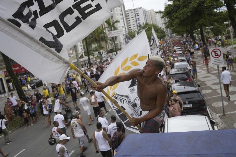 Parade Pamakaman legenda sepak bola asal Brasil Pele Sejumlah penggemar berkumpul saat mobil pemadam kebakaran yang membawa jenazah legenda sepak bola asal Brasil Pele melintas dari Stadion Vila Belmiro Santos untuk melakukan prosesi pemakaman di Santos, Brasil, Selasa (3/1/2022). Legenda sepak bola asal Brasil Pele meninggal dunia di usia 82 setelah berjuang melawan penyakit kanker usus besar, Kamis (29/12/2022) waktu setempat. (REUTERS/Amanda Perobelli)