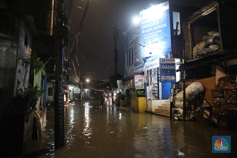 Pengendara motor menerobos banjir di kawasan kemang, Jakarta, Rabu, (4/1/2023). Pengendara motor menerobos banjir di kawasan kemang, Jakarta, Rabu, (4/1/2023). (CNBC Indonesia/ Muhammad Sabki)