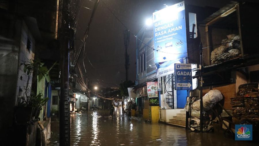 Pengendara motor menerobos banjir di kawasan kemang, Jakarta, Rabu, (4/1/2023). (CNBC Indonesia/ Muhammad Sabki)