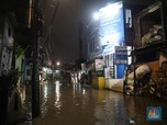 Potret Warga di Jakarta, Pulang Kerja Terobos Banjir Kemang