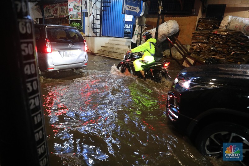 Pengendara motor menerobos banjir di kawasan kemang, Jakarta, Rabu, (4/1/2023). Pengendara motor menerobos banjir di kawasan kemang, Jakarta, Rabu, (4/1/2023). (CNBC Indonesia/ Muhammad Sabki)