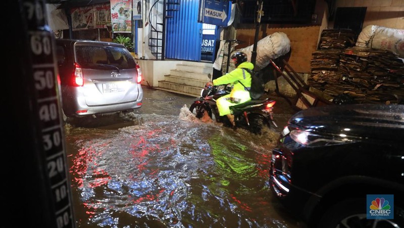 Pengendara motor menerobos banjir di kawasan kemang, Jakarta, Rabu, (4/1/2023). (CNBC Indonesia/ Muhammad Sabki)