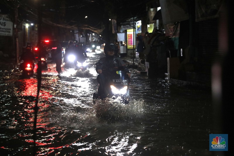 Pengendara motor menerobos banjir di kawasan kemang, Jakarta, Rabu, (4/1/2023). Pengendara motor menerobos banjir di kawasan kemang, Jakarta, Rabu, (4/1/2023). (CNBC Indonesia/ Muhammad Sabki)